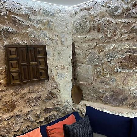 Stone Inn Near Acropolis & Metro 石头记 Felsenhohle アテネ エクステリア 写真