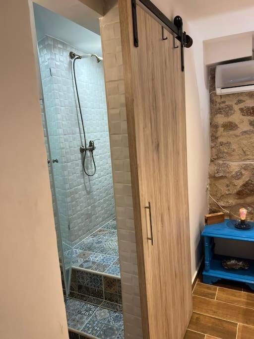 Stone Inn Near Acropolis & Metro 石头记 Felsenhohle アテネ エクステリア 写真